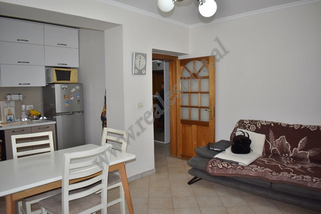 Apartament 3+1 me qira ne rrugen Maliq Muco ne Tirane.
Apartamenti pozicionohet ne katin e dyte te 